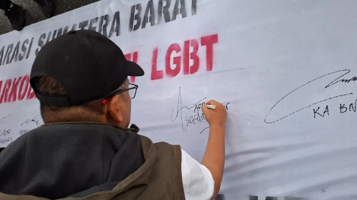 Warga membubuhkan tanda tangan pada kain putih sepanjang 1.300 meter dalam Deklarasi Anti Narkoba dan LGBT di kawasan Car Free Day Kota Padang, Minggu (21/6/2026).