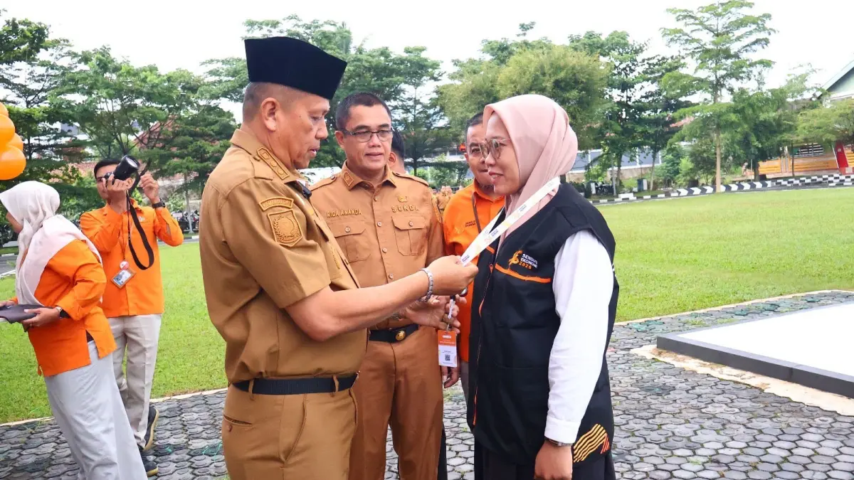 Wakil Wali Kota Payakumbuh Elzadaswarman memimpin Apel Pencanangan Pelaksanaan Sensus Ekonomi 2026 Kota Payakumbuh di halaman Balai Kota Payakumbuh, Senin (22/6). Pendataan Sensus Ekonomi akan menjadi dasar penyusunan kebijakan pembangunan berbasis data. (DOK PEMKO PAYAKUMBUH)