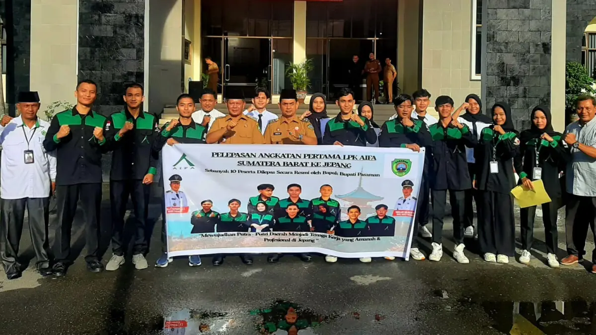 Bupati Pasaman Welly Suhery bersama Wakil Bupati Pasaman H. Parulian melepas 61 Calon Pekerja Migran Indonesia (CPMI) tujuan Jepang di halaman Kantor Bupati Pasaman, Senin (22/6). 
