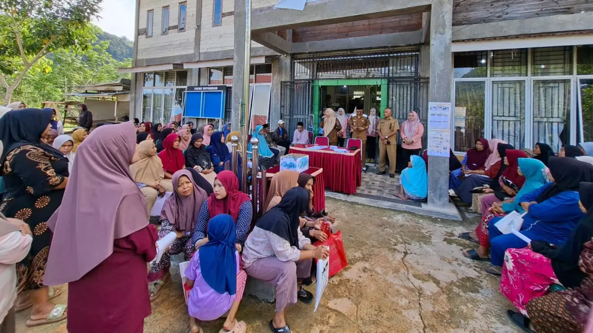Camat Pangkalan Kotobaru, Kabupaten Limapuluh Kota, Depi Peringki, saat melakukan monitoring penyaluran bantuan pangan kepada masyarakat penerima manfaat.