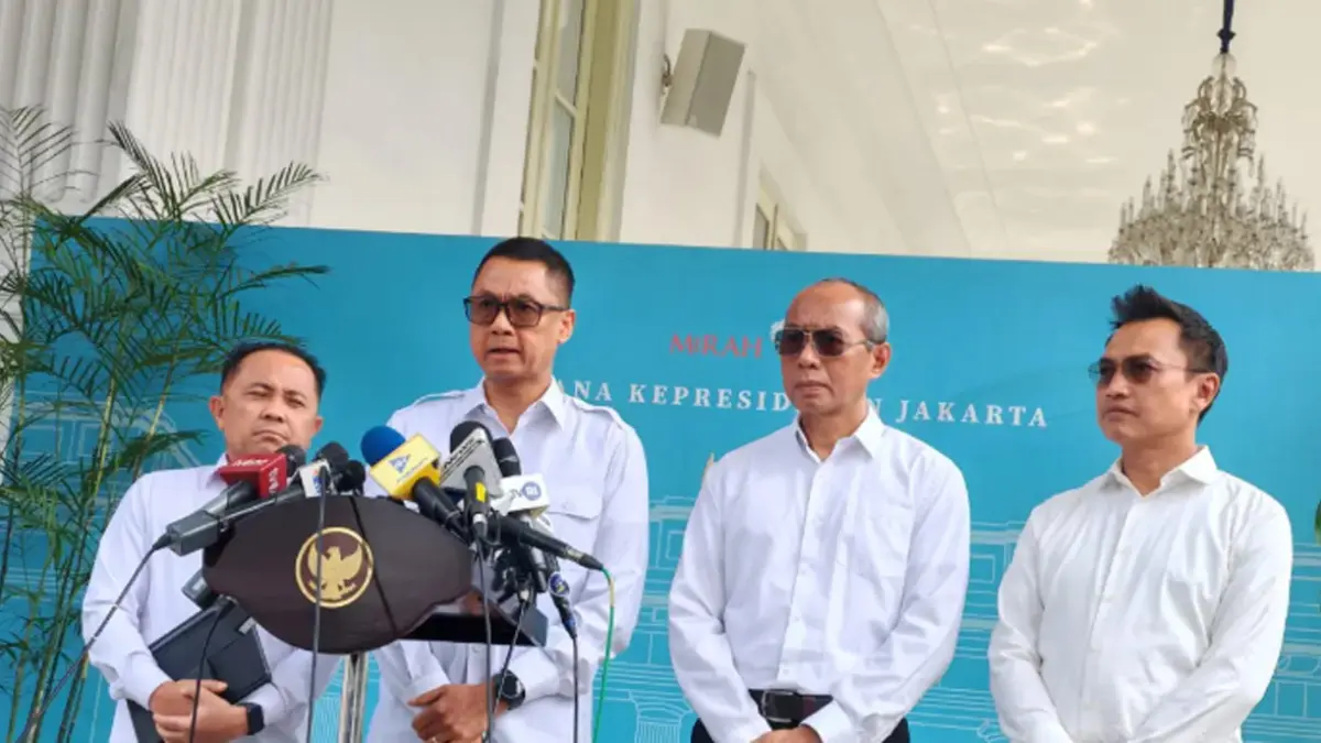 Direktur Utama PT PLN (Persero) Darmawan Prasodjo usai bertemu Presiden Prabowo Subianto di Istana Kepresidenan Jakarta, Senin (22/6). 
