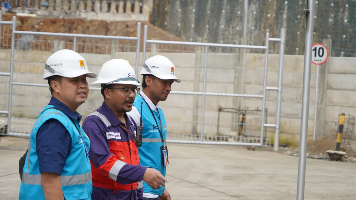 General Manager PLN UID Sumbar Ajrun Karim bersama jajaran PLN dan PT Supreme Energy Muara Labuh saat melakukan kunjungan strategis ke area operasional pembangkit panas bumi di Solok Selatan.