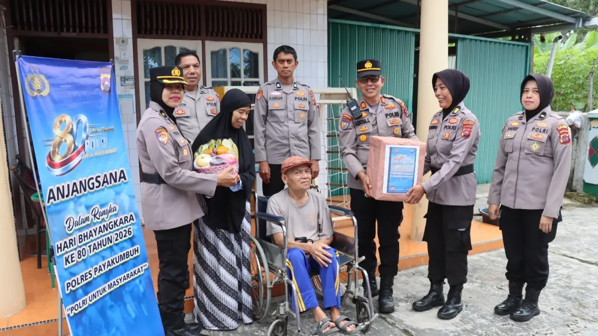 Jajaran Polres Payakumbuh bersama pengurus Bhayangkari Cabang Payakumbuh saat melakukan anjangsana dan silaturahmi ke kediaman purnawirawan serta warakawuri dalam rangka menyambut HUT Bhayangkara ke-80 tahun 2026. (DOK POLRES PAYAKUMBUH)