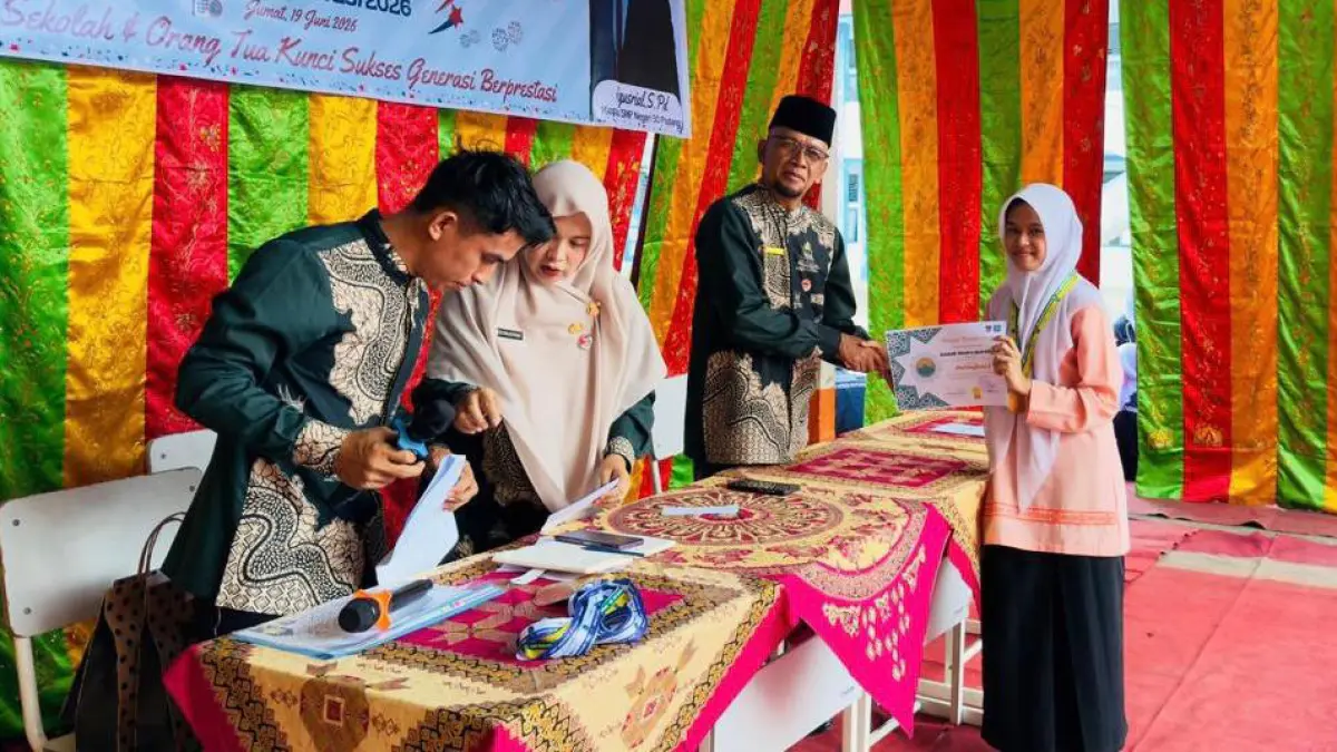 Kepala SMP Negeri 30 Padang  Agusrial, S.Pd menyerahkan penghargaan kepada siswa berprestasi, beberapa waktu lalu. (TIM LAMAN GURU)