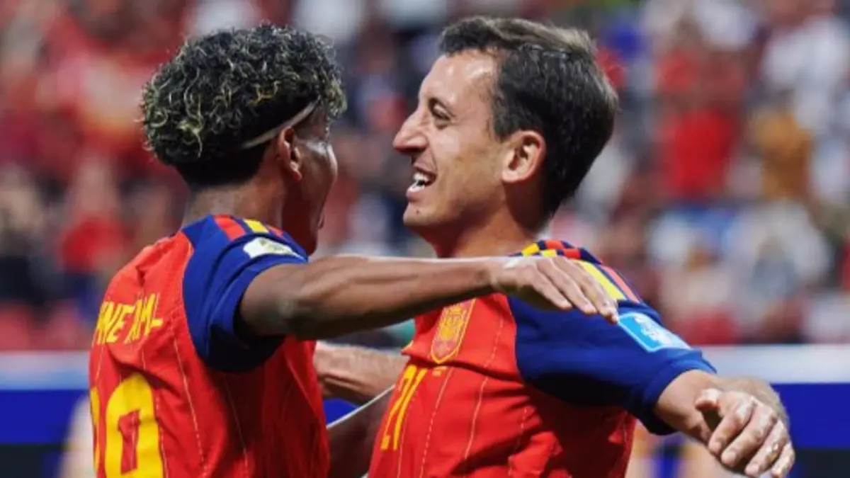 Lamine Yamal dan Mikel Oyarzabal merayakan gol dalam kemenangan Spanyol 4-0 atas Arab Saudi di Piala Dunia 2026.(Foto: X @SEFutbol)