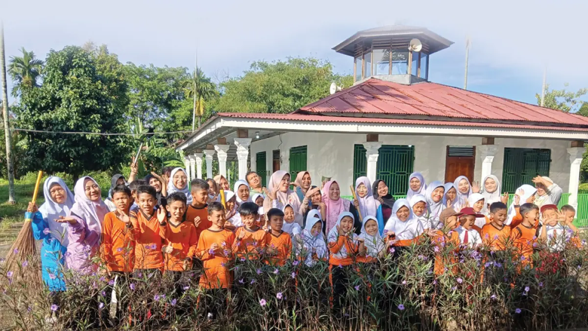 Murid SDN 39 Tanjung Aur sedang membersihkan jalan menuju sekolah yang di tumbuhi rumput ilalang beberaapa waktu lalu. (TIM LAMAN GURU)