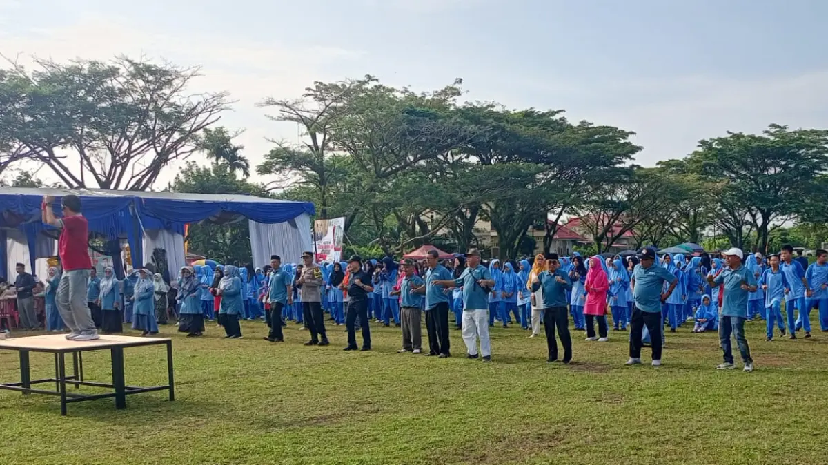 Para guru dan siswa MTsN 1 kota Padang saat melakukan senam masal di milad madrasah tersebut Sabtu (13/6).