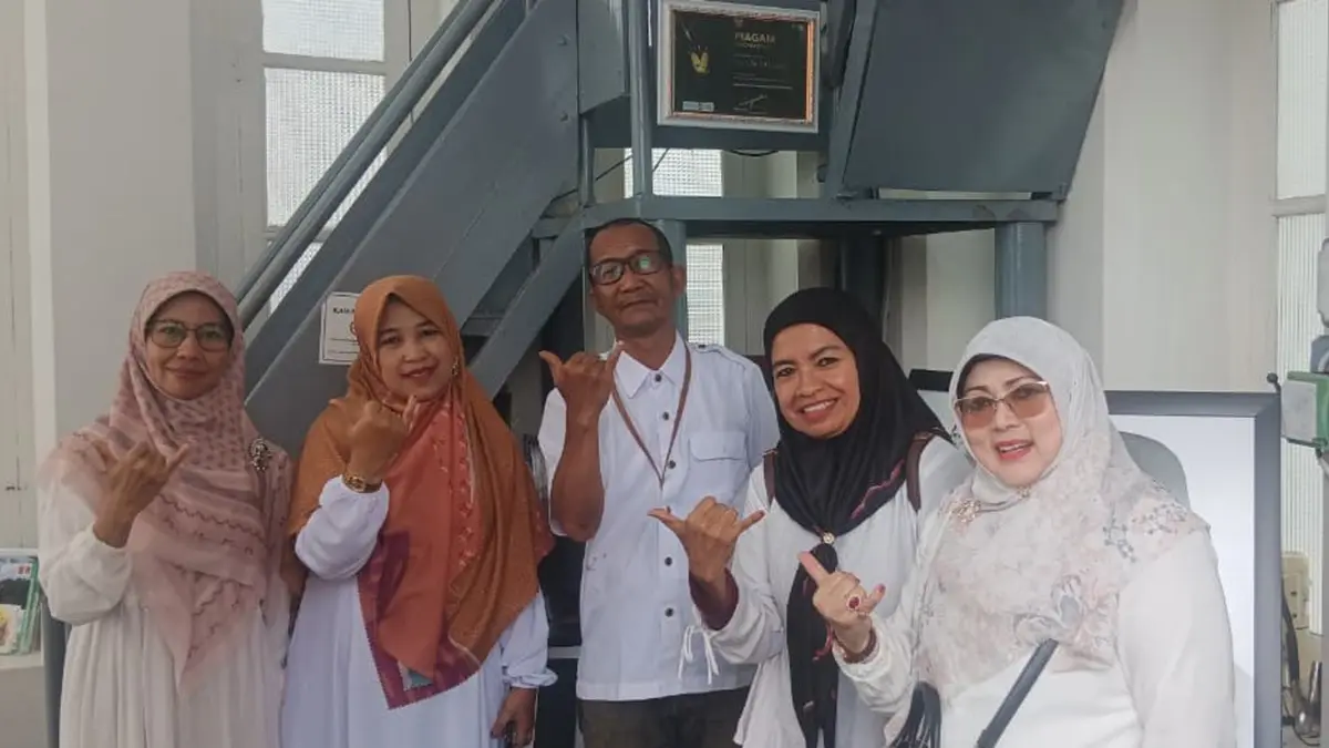 Para guru foto bersama dengan Koordinator Lapangan Jam Gadang, Indra Jaya , Selasa (17/6). (TIM LAMAN GURU)