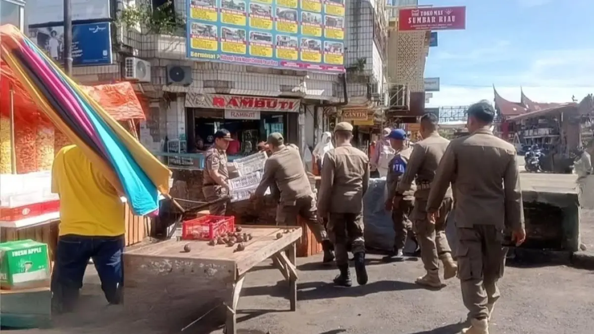 Personel Satpol PP Kota Padang tertibkan PKL yang menggunakan badan jalan di kawasan Pasar Raya Padang, Senin (22/6). (DOK SATPOL PP PADANG)