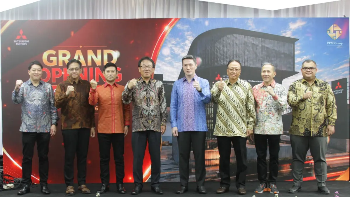 Presiden Direktur PT MMKSI Atsushi Kurita bersama jajaran PT Prabu Pendawa Motor meresmikan Diler Mitsubishi Motors Prabu Satrio di kawasan Setiabudi, Jakarta Selatan.
