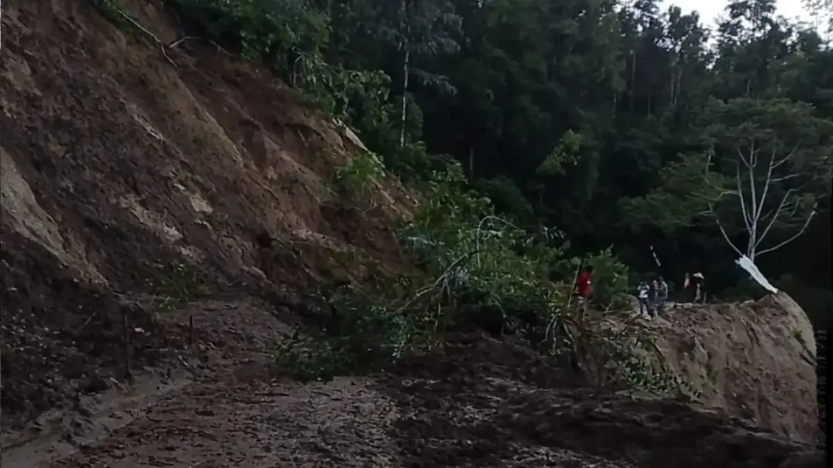 Ruas jalan Bukittinggi-Lubukbasung putus total akibat kerusakan jalan di Sungailandia, Senin (22/6/2026). (Foto: Diskominfo Agam)