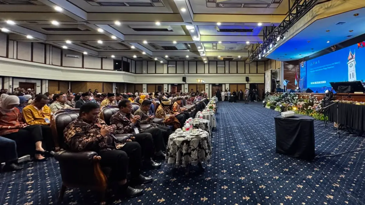 Seminar internasional di Bukittinggi mengungkap fakta ilmiah Jam Gadang 100 tahun, membantah mitos putih telur dan Big Ben berbasis penelitian konstruksi modern