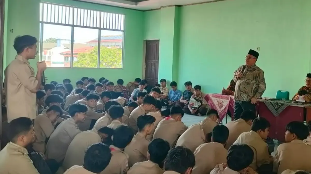 Siswa SMK Negeri 6 Padang saat mendengarkan motivasi dari Ketua DPRD Sumbar, Muhidi beberapa waktu lalu. (TIM LAMAN GURU)