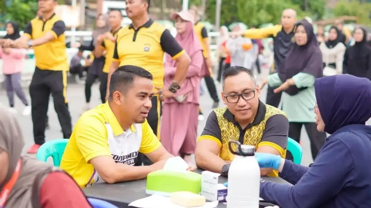Wali Kota Solok Ramadhani bersama Kapolres Solok Kota mengikuti pemeriksaan kesehatan gratis dan menyerahkan bibit mangrove kepada para lurah saat kegiatan Car Free Day di Kota Solok, Minggu (21/6). (DOK PEMKO SOLOK)