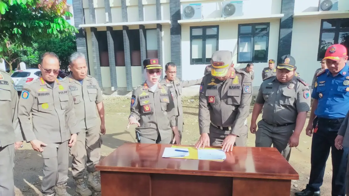 Personel Satpol PP Kota Payakumbuh dan Kabupaten Limapuluh Kota mengikuti apel gabungan sekaligus penandatanganan Perjanjian Kerja Sama (PKS) penegakan Perda dan penanganan gangguan trantibum di wilayah perbatasan, Selasa (23/6). (DOK SATPOL PP PAYAKUMBUH)