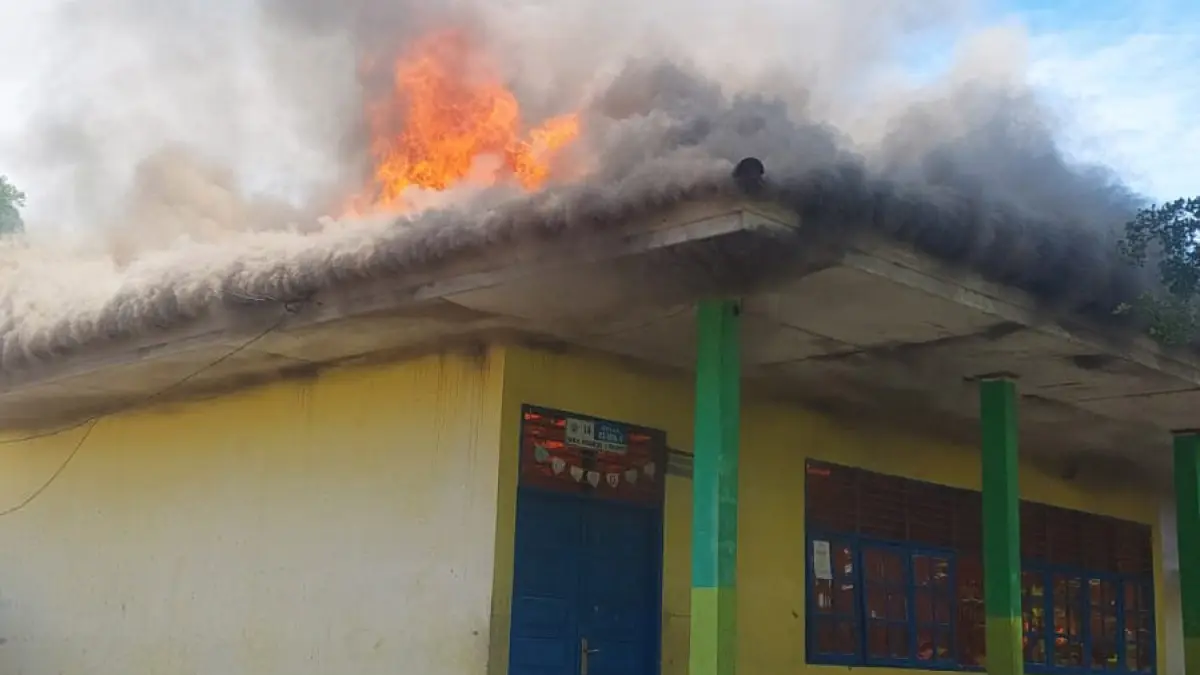 Api terlihat berkobat membakar salah satu  ruang kelas di SMAN 1 Panti, Selasa (23/6). Kebakaran diduga dipicu korsleting listrik dengan kerugian ditaksir mencapai Rp30 juta. (DOK SATPOL PP DAMKAR PASAMAN)