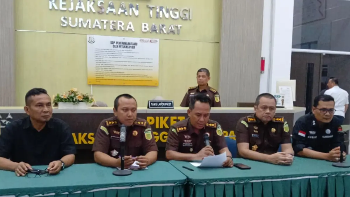 Asisten Tindak Pidana Khusus Kejati Sumbar, Arjuna, memberikan keterangan pers terkait penahanan empat tersangka korupsi proyek Jembatan Sikabu dan Pelabuhan Labuhan Bajau di Kantor Kejati Sumbar, Selasa (23/6/2026). (Suyudi AP/Padeks)