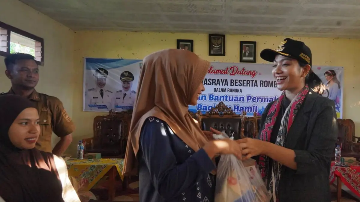 Bupati Dharmasraya Annisa Suci Ramadhani menyerahkan bantuan permakanan tahap II bagi 19 ibu hamil dan menyusui di Kecamatan Timpeh.