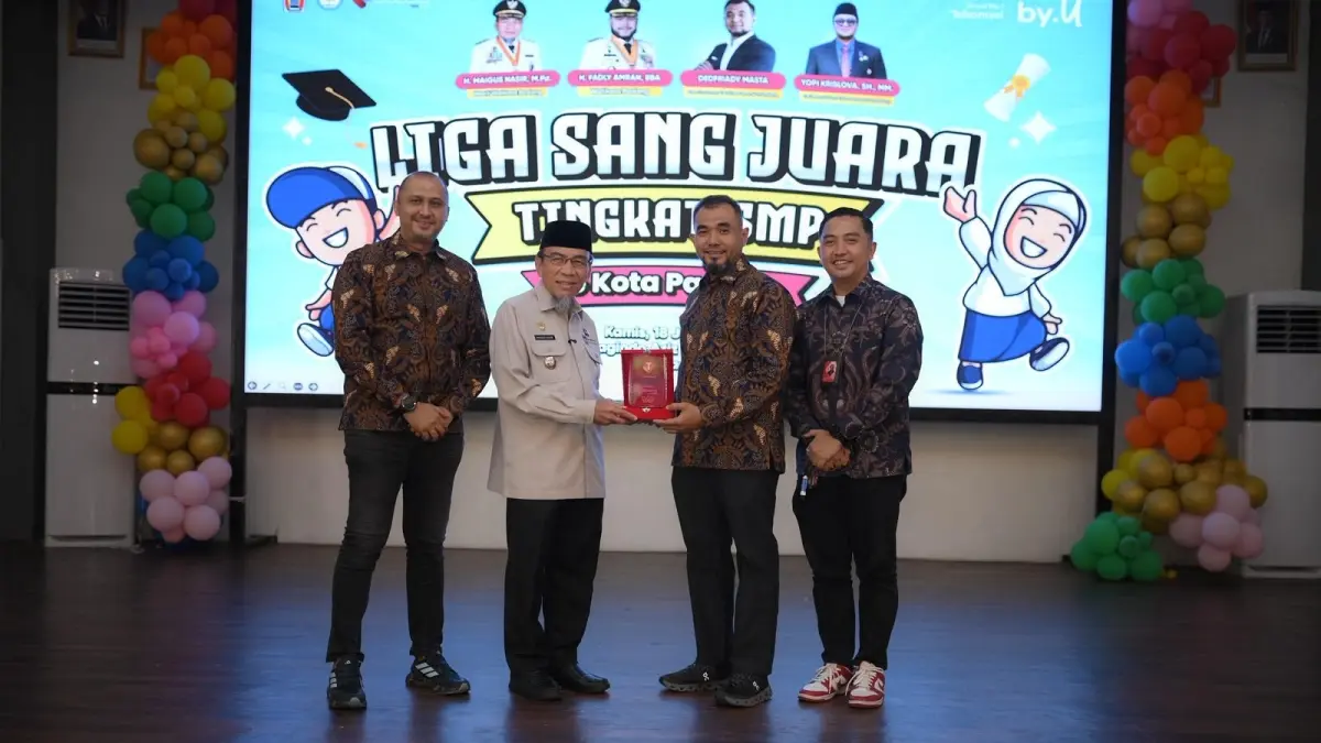 General Manager Mobile Consumer Business Sumbagteng Telkomsel, Dedfriady Masta, bersama Wakil Wali Kota Padang, H. Maigus Nasir saat puncak Liga Sang Juara tingkat SMP se-Kota Padang. (DOK TELKOMSEL)