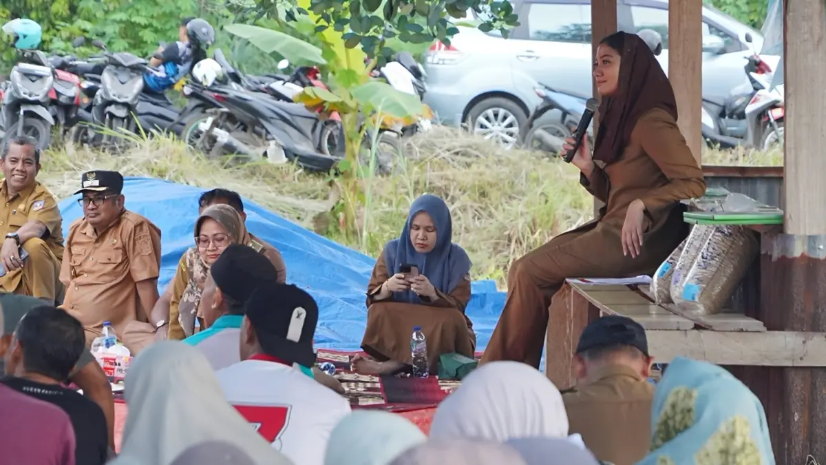 Bupati Dharmasraya Annisa Suci Ramadhani menyerahkan bantuan alat dan mesin pertanian serta benih padi kepada kelompok tani di Nagari Sitiung, Kecamatan Sitiung, Senin (22/6/2026), sebagai upaya meningkatkan produktivitas dan modernisasi sektor pertanian.