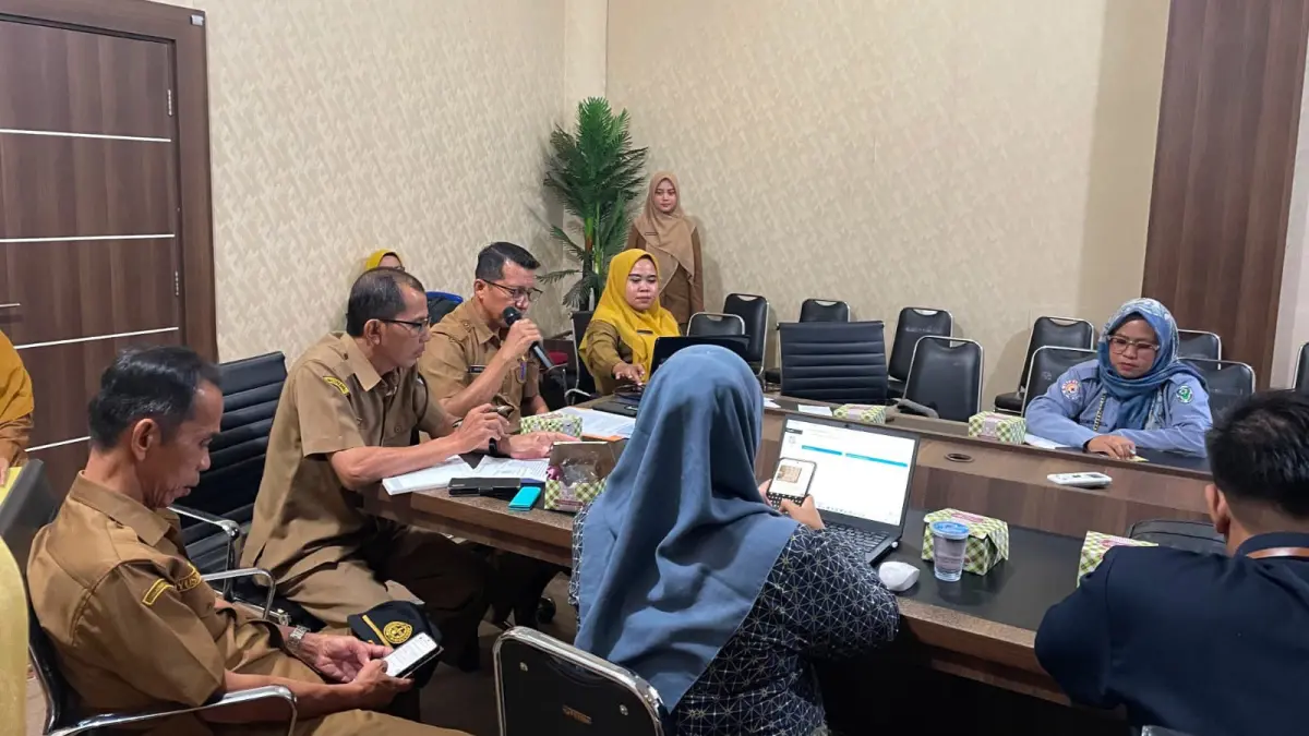 Kepala Dinas Dukcapil Pesisir Selatan, Beriskhan, menyampaikan paparan dalam Forum Diskusi Publik yang membahas peningkatan kualitas pelayanan administrasi kependudukan di ruang rapat Sekkab Kantor Bupati Pessel, Selasa (23/6). (YONI SYAFRIZAL/PADEK)
