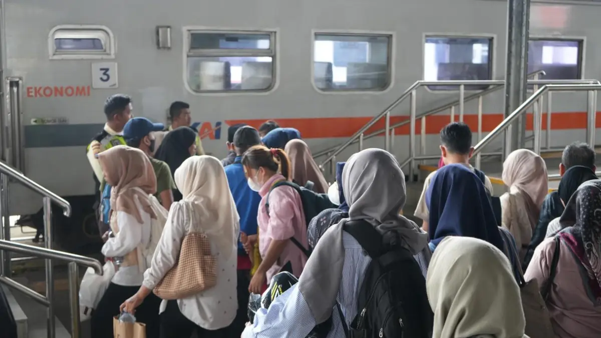 Kereta Api Pariaman Ekspres melayani rute Padang-Pariaman-Naras dengan tarif Rp5.000 dan menjadi transportasi favorit wisatawan menuju Pantai Gandoriah serta Festival Tabuik.