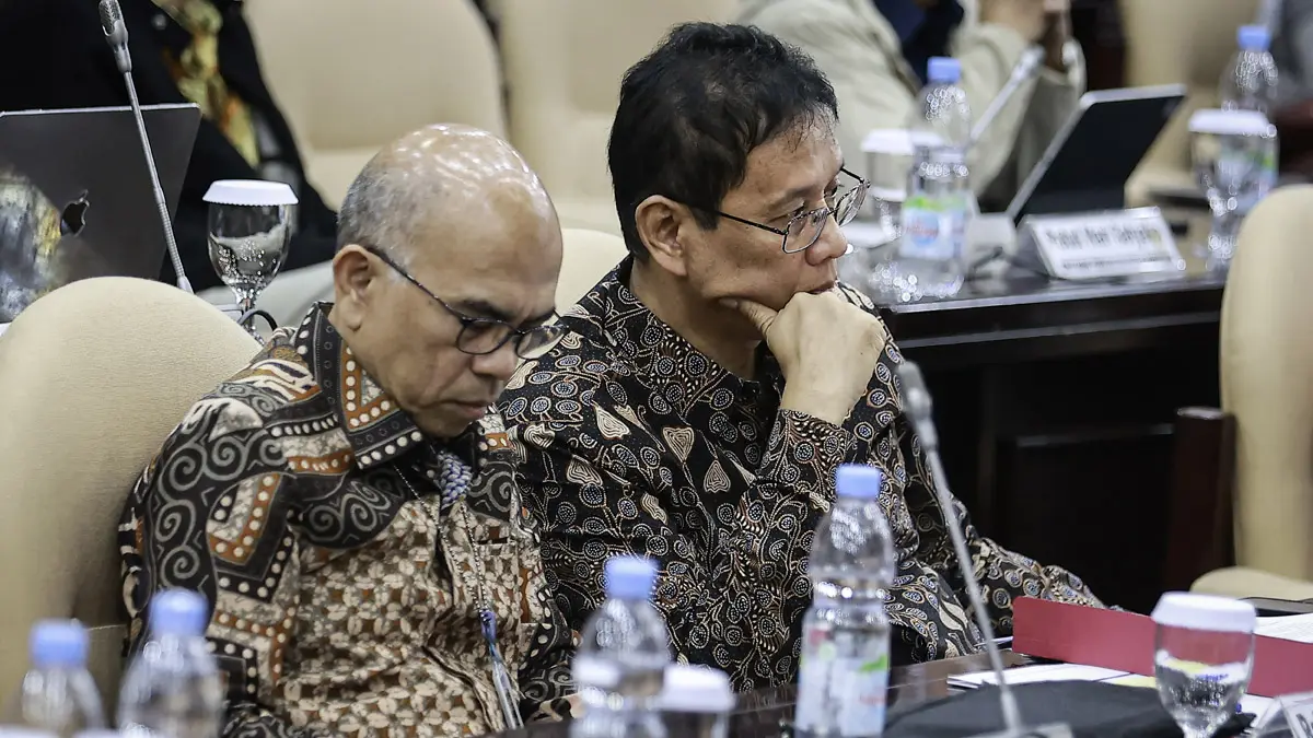 Menteri Keuangan Purbaya Yudhi Sadewa (kanan) bersama Sekretaris Jenderal Kemenkeu Robert Leonard Marbun (kiri) mengikuti rapat kerja dengan Komite IV DPD di Kompleks Parlemen, Senayan, Jakarta, Senin (22/6). (ANTARA FOTO/DHEMAS REVIYANTO)

