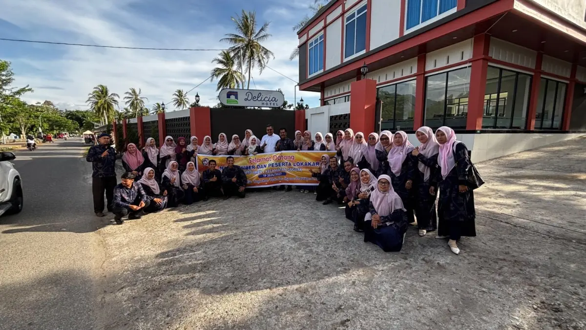 Para peserta Kegiatan lokakarya foto bersama di depan Hotel Delicia Kota Payakumbuh beberapa waktu lalu. (TIM LAMAN GURU)