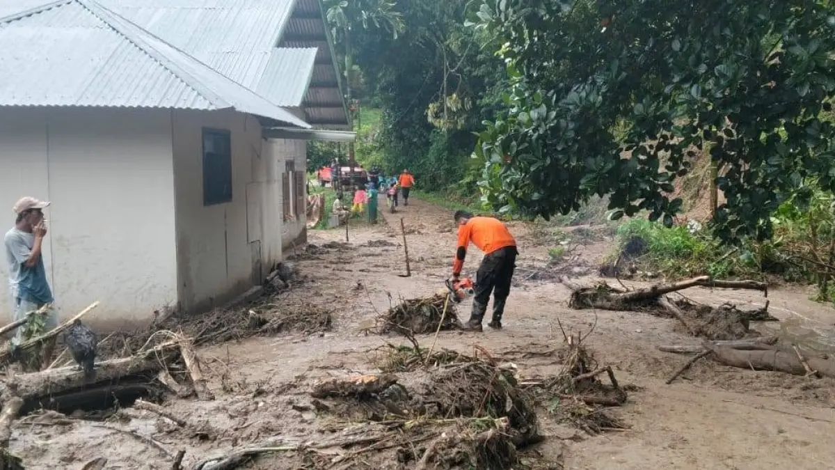 Petugas bersama warga membersihkan material lumpur, kayu, dan sampah yang terbawa banjir akibat bencana hidrometeorologi di Nagari Sungai Jambur Kecamatan IX Koto Sungai Lasi, Kabupaten Solok, tahun 2025 lalu.