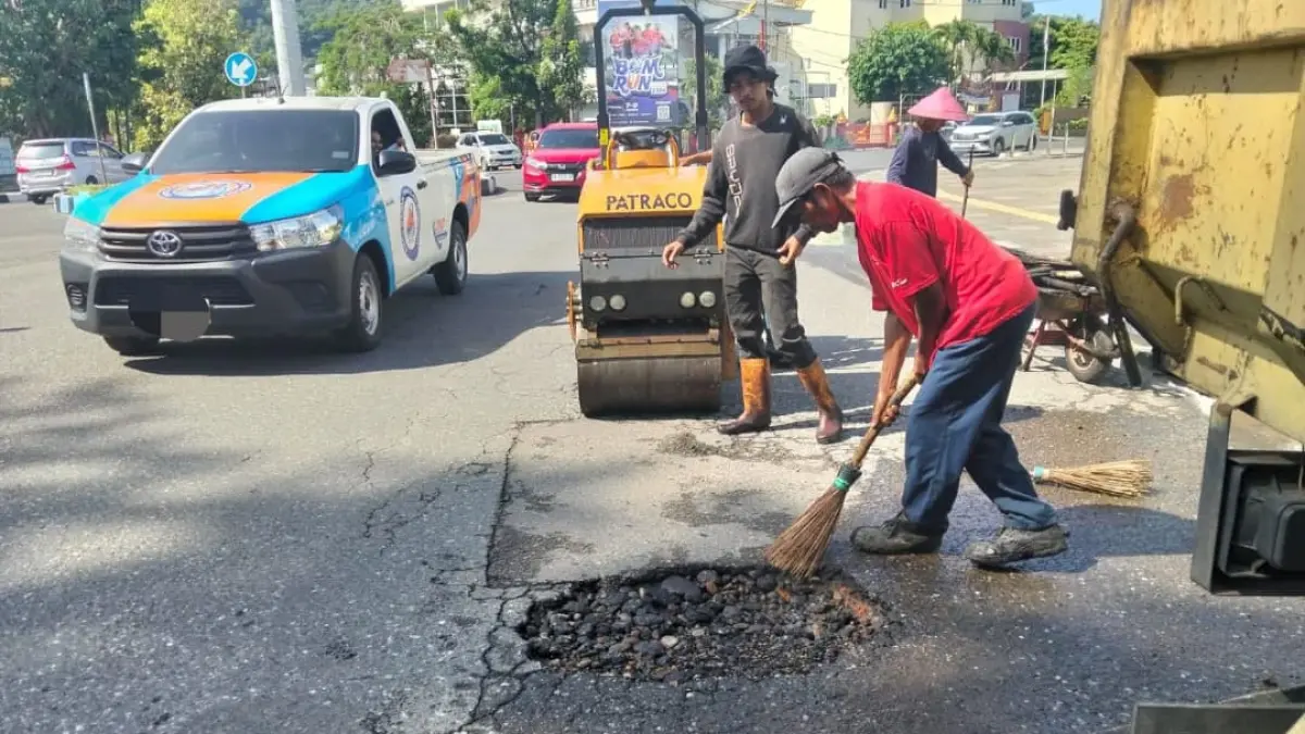 Petugas Dinas PUPR Kota Padang melakukan penambalan jalan berlubang di kawasan Padang Selatan pada program pemeliharaan rutin jalan.(Foto: Diskominfo)