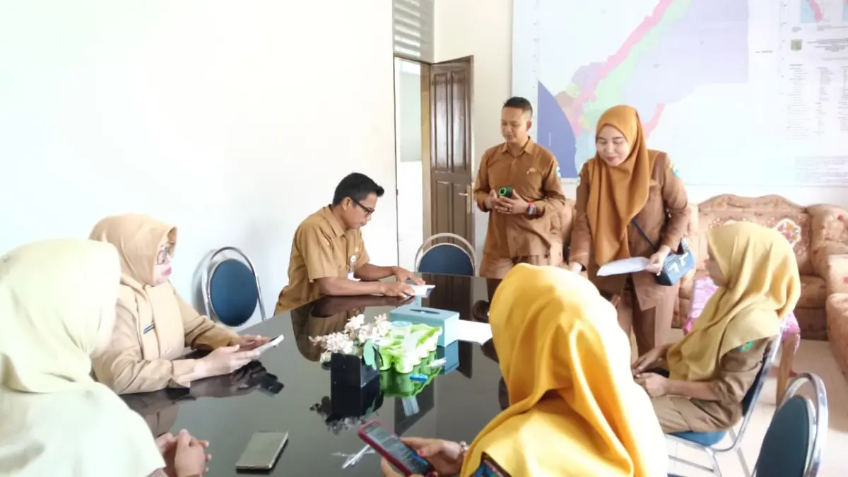 Petugas kesehatan Puskesmas Air Haji melakukan skrining kesehatan terhadap aparatur di Kantor Camat Linggo Sari Baganti, sebagai upaya deteksi dini penyakit dan penguatan layanan kesehatan promotif serta preventif. (DOK DINKES PESSEL)