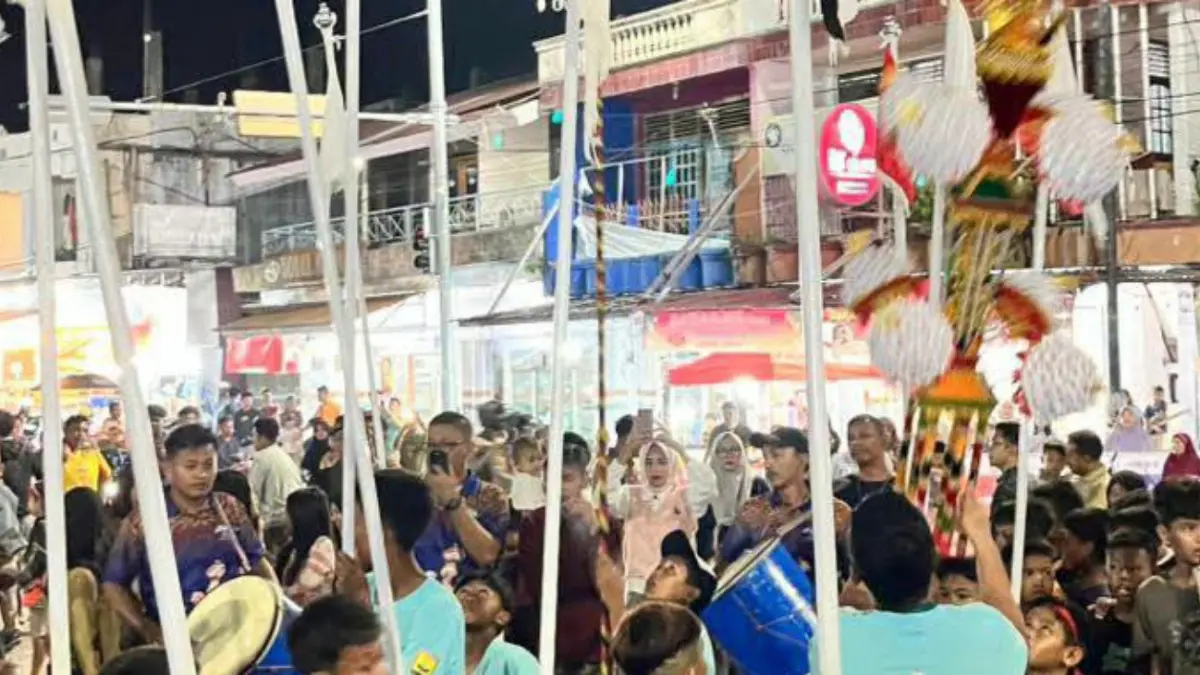 Prosesi Maarak Jari-Jari Tabuik Piaman 2026 di Pariaman berlangsung semarak, arak-arakan tradisi budaya ini menarik perhatian warga dan wisatawan.