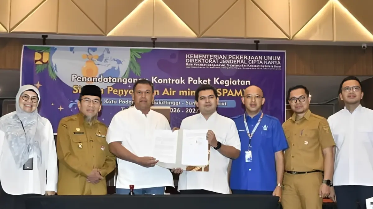 Wakil Wali Kota Padang, Maigus Nasir, menyaksikan penandatanganan kontrak pekerjaan proyek Sistem Penyediaan Air Minum (SPAM) Taban III senilai Rp239,3 miliar di Hotel Pangeran Beach, Selasa (23/6/2026).
