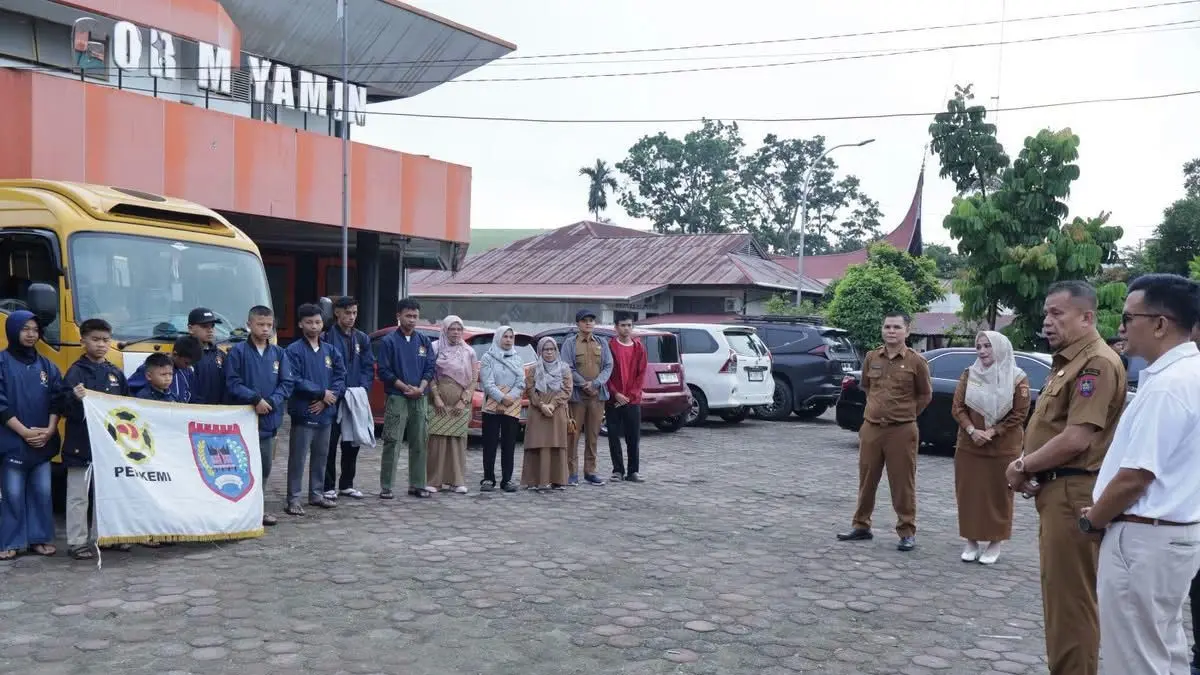 Wakil Wali Kota Payakumbuh Elzadaswarman melepas kontingen Shorinji Kempo Kota Payakumbuh yang akan mengikuti Kejurnaswil Sumatera 2026 di Sawahlunto, Selasa (23/6). (DOK PEMKO PAYAKUMBUH)