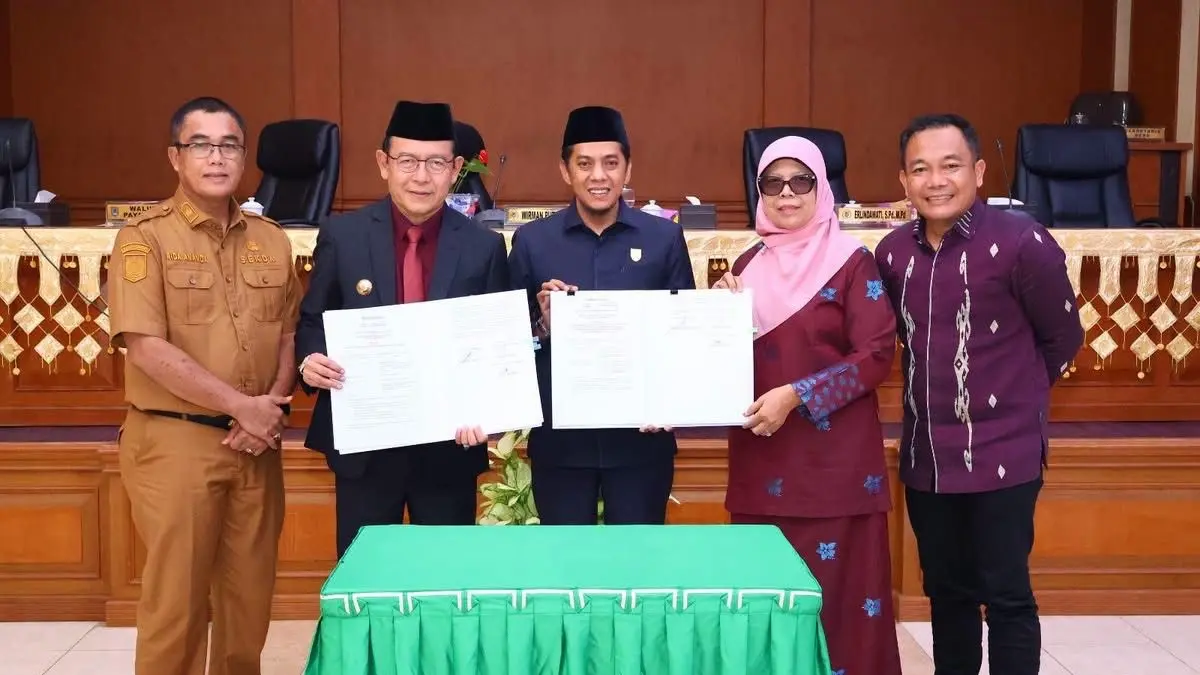 Wali Kota Payakumbuh Zulmaeta  saat pengesahan empat perda strategis, termasuk Perda Penyelenggaraan Bantuan Hukum yang memperkuat akses keadilan bagi masyarakat kurang mampu dalam paripurna, Selasa (23/6). (DOK PEMKO PAYAKUMBUH)