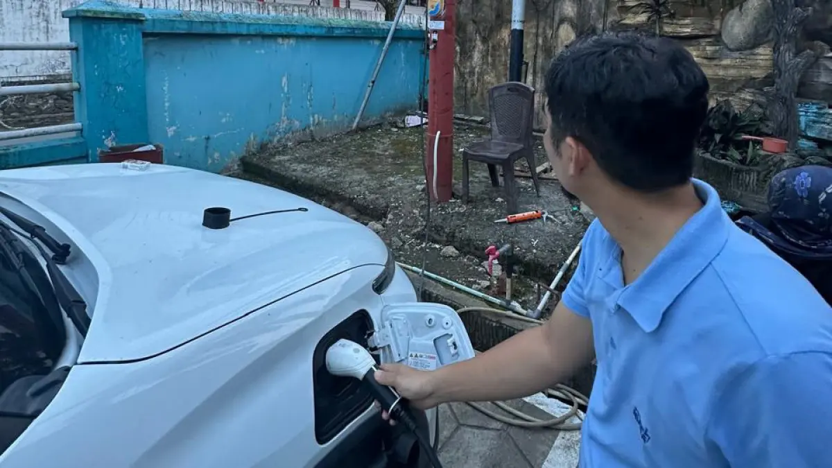 Pengguna kendaraan listrik melakukan pengisian daya di salah satu SPKLU PLN di Sumatera Barat. Sepanjang Semester I 2026, jumlah transaksi pengisian daya tercatat mencapai 7.016 transaksi atau meningkat hampir dua kali lipat dibandingkan periode sebelumnya. (DOK PLN)
