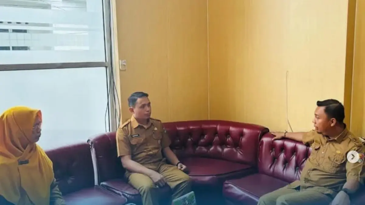 Kepala UPTD PPD Solok Adrian Fetriskha memimpin rapat koordinasi bersama BKD Kota Solok, Jasa Raharja, dan Bank Nagari Cabang Solok, Selasa (23/6), guna memperkuat sinergi dalam optimalisasi penerimaan Pajak Kendaraan Bermotor (PKB) dan peningkatan kepatuhan wajib pajak. (DOK PEMKO SOLOK)