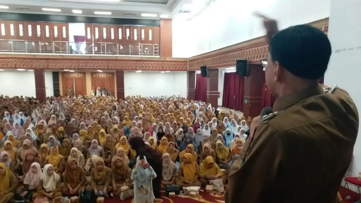 Bupati Pesisir Selatan Hendrajoni menyampaikan arahan di hadapan ratusan guru dan kepala sekolah saat kegiatan Refleksi dan Evaluasi Penyelenggaraan Pendidikan Tahun 2025/2026 di Painan Convention Centre (PCC), Selasa (23/6).  (DOK DISKOMINFO)