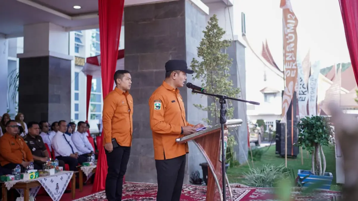 Bupati Solok Jon Firman Pandu saat memimpin Apel Siaga Sensus Ekonomi 2026 di Lapangan Kantor Bupati Solok, Arosuka, Senin (22/6). (DOK PEMKAB SOLOK)