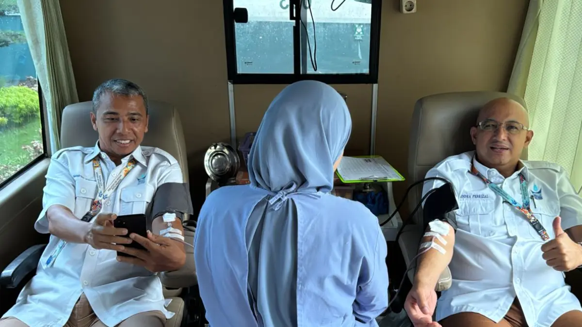 Direktur Utama Perumda AM Padang Hendra Pebrizal (kanan) mendonorkan darah dalam kegiatan donor darah rutin yang digelar di Kantor Pusat Perumda AM Padang, Rabu (24/6/2026).