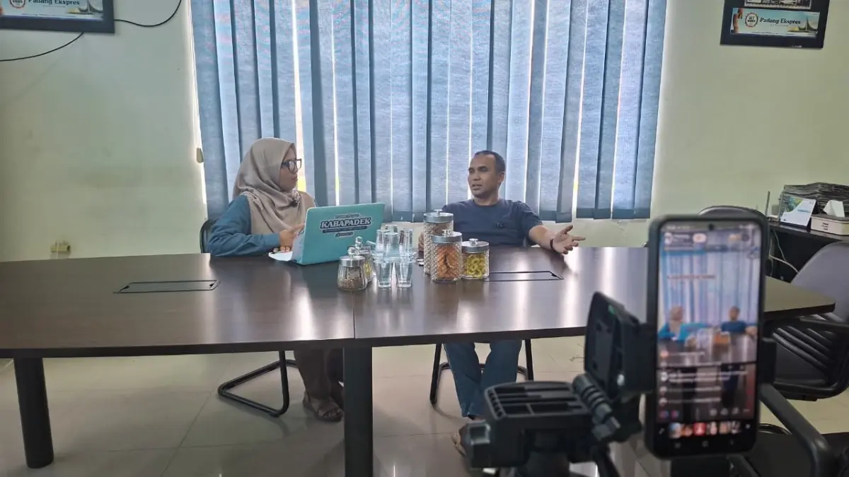 Dirut Padang Ekspres, Mhd Nazir Fahmi saat menjadi narasumber pada program KABA PADEK Sore di Graha Pena, Lubukbuaya, Rabu (24/6). (DOK PADEK)
