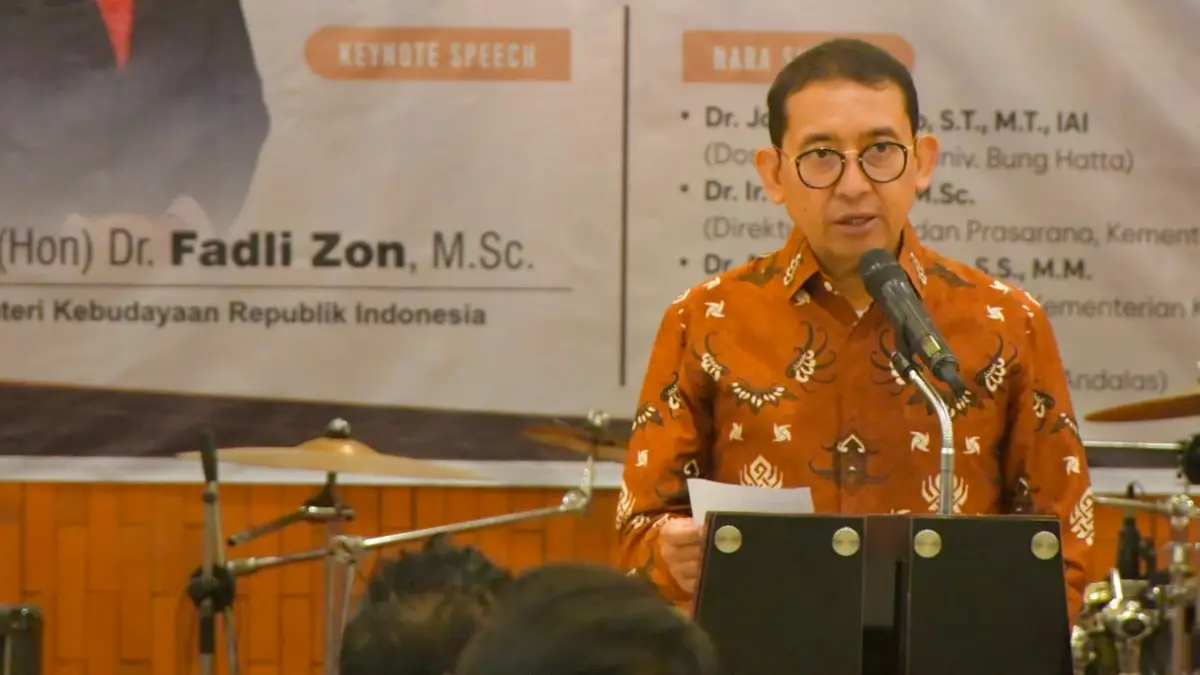 Fadli Zon saat menjadi pembicara utama dalam Simposium Pabrik Indarung I bertema Masa Depan Cagar Budaya Pabrik Indarung I di Wisma Indarung PT Semen Padang, Minggu (21/6/2026).