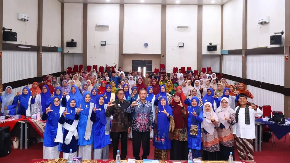 Guru SD Negeri 31 Payakumbuh mengikuti workshop Program BERNALAR guna meningkatkan kemampuan literasi, numerasi, dan bernalar peserta didik melalui pembiasaan belajar di kelas beberapa waktu lalu. (TIM LAMAN GURU)