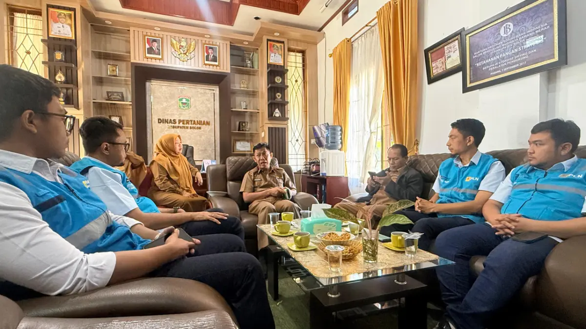 Jajaran PLN UP3 Solok berdiskusi dengan Kepala Dinas Pertanian Kabupaten Solok, Deslirizaldi, mengenai pemanfaatan listrik untuk mendukung irigasi dan produktivitas pertanian.