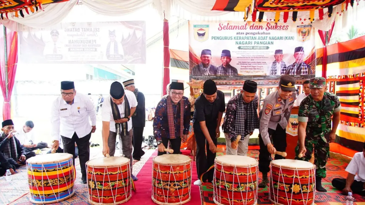 Kepengurusan KAN Nagari Pangian resmi dikukuhkan di halaman Kantor Wali Nagari Pangian, Kecamatan Lintau Buo, Rabu (24/6). Kepengurusan baru langsung memprioritaskan penyusunan regulasi adat. (DOK PEMKAB TANAHDATAR)