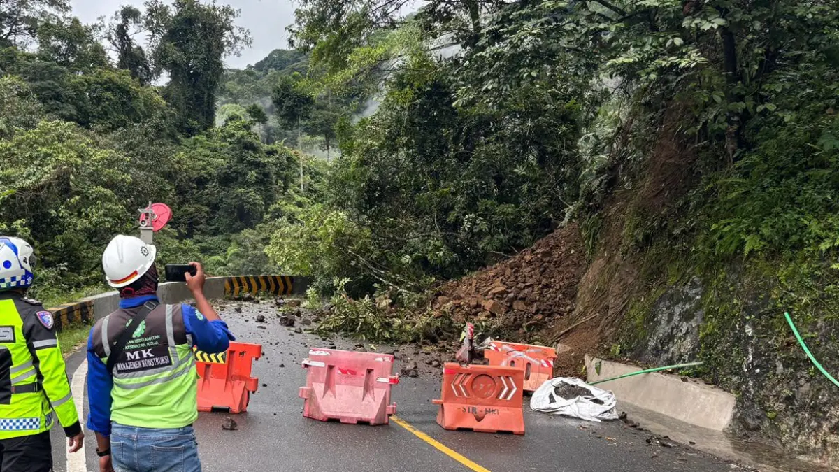 Material longsor menutup badan jalan di KM 66.700 Lembah Anai, Rabu (24/6/2026), menyebabkan akses Padang–Bukittinggi terputus sementara.
