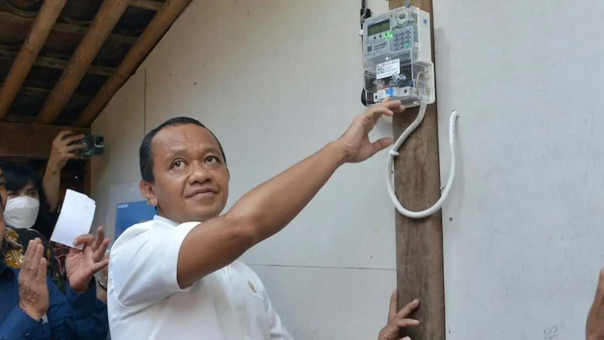 Menteri ESDM Bahlil Lahadalia saat berada di salah satu rumah warga di Purworejo yang mendapatkan aliran listrik perdana, Jumat (19/6). (DOK KEMENTERIAN ESDM)
