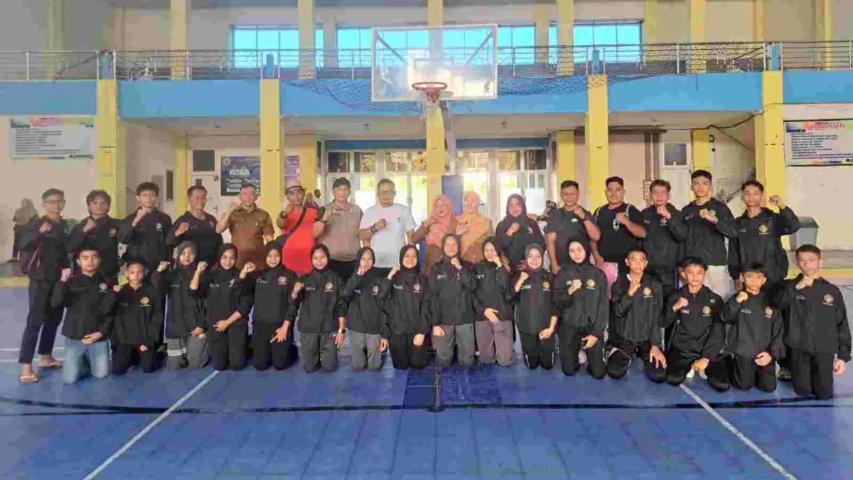 Para atlet Shorinji Kempo Kota Solok foto bersama saat dilepas pada Kejurnas wilayah Sumatera 2026. (DILA KARTIKA/PADEK)