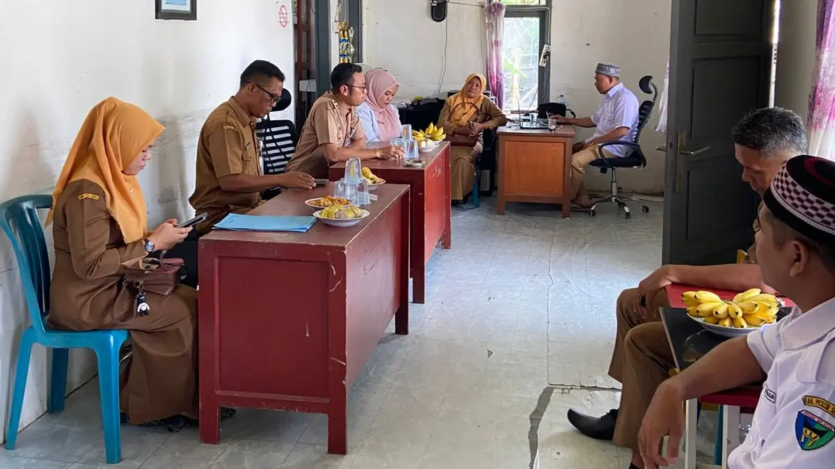 Camat Linggo Sari Baganti, Zul Irvan Harun (tiga dari kiri depan), memimpin monitoring dan evaluasi penerapan sistem transaksi non tunai serta verifikasi administrasi keuangan di Nagari Muara Kandis Punggasan, pekan lalu. (DOK Kecamatan Linggo Sari Baganti)