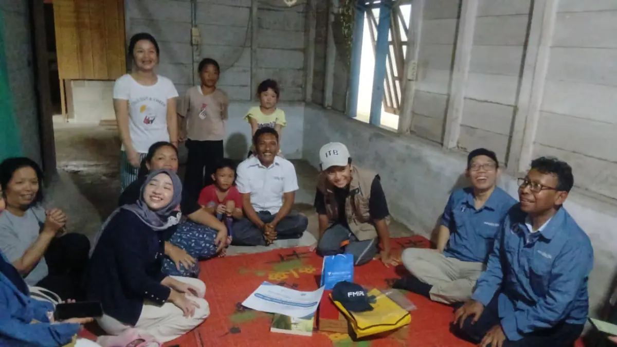 Jajaran Institut Teknologi Bandung (ITB) mengunjungi kediaman Joshua First Brilianson Sababalat di Dusun Mapaddegat, Desa Tuapejat, Kecamatan Sipora Utara, Mentawai, Rabu (24/6/2026). Joshua menjadi putra Mentawai pertama yang diterima di ITB melalui jalur prestasi pada Program Studi Astronomi. (Ist)